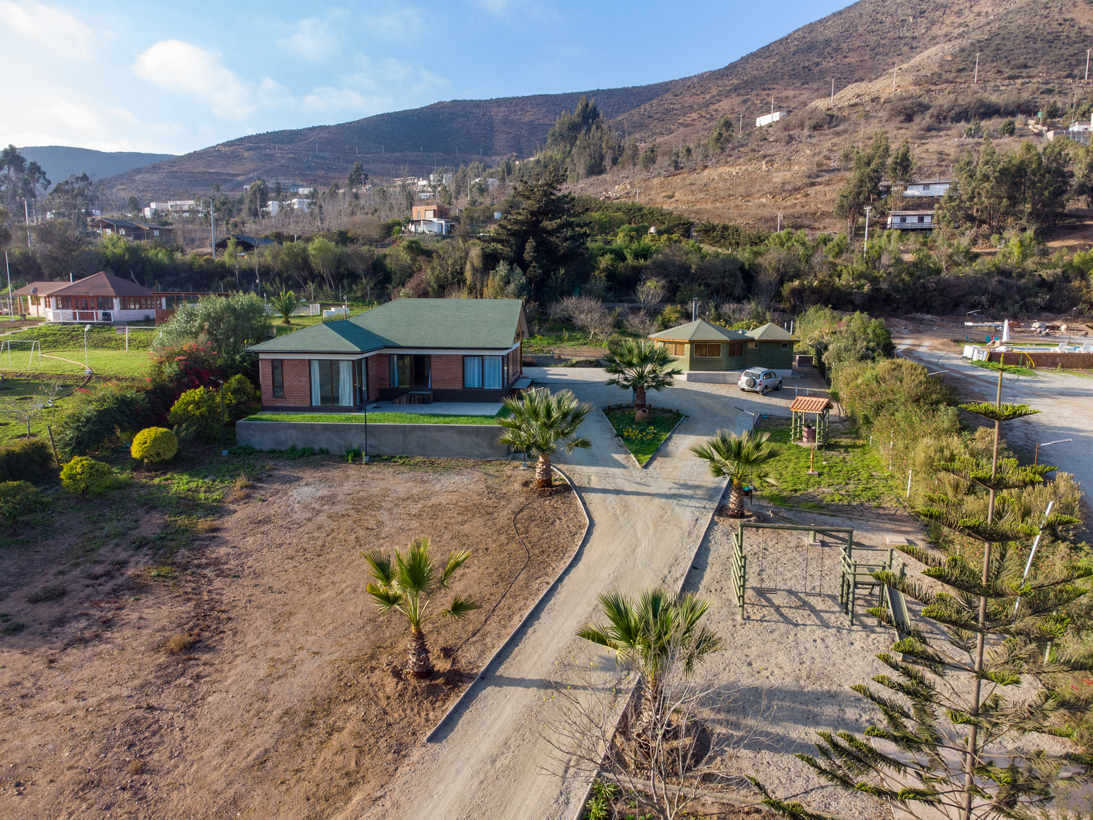 Parcela con hermosa casa, jardines  y quincho, Fundo Loreto. La Serena. 11.000 UF