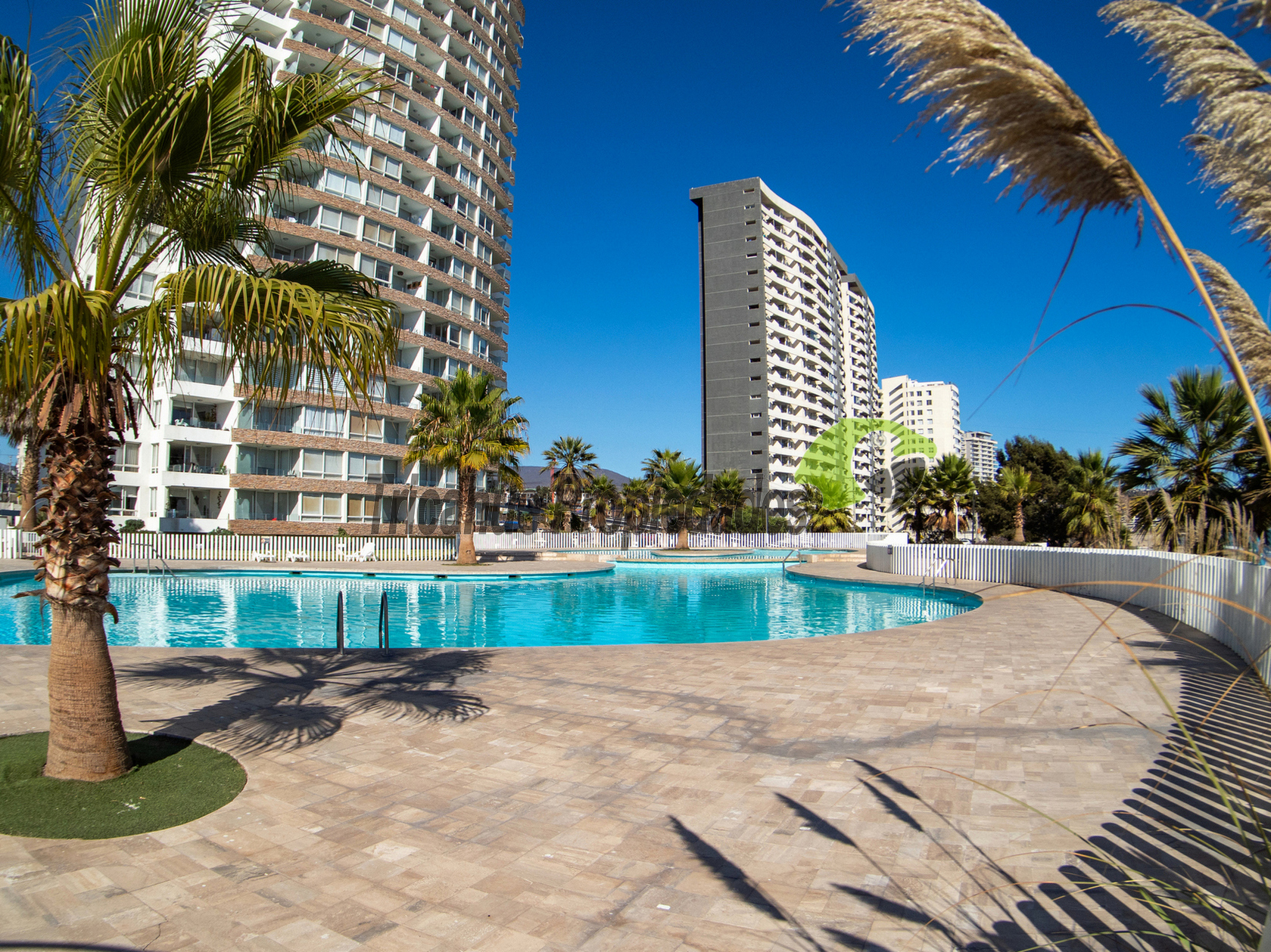 Arriendo año corrido, hermoso depto amoblado primera línea playa La Herradura. 3D y 2B. $800.000