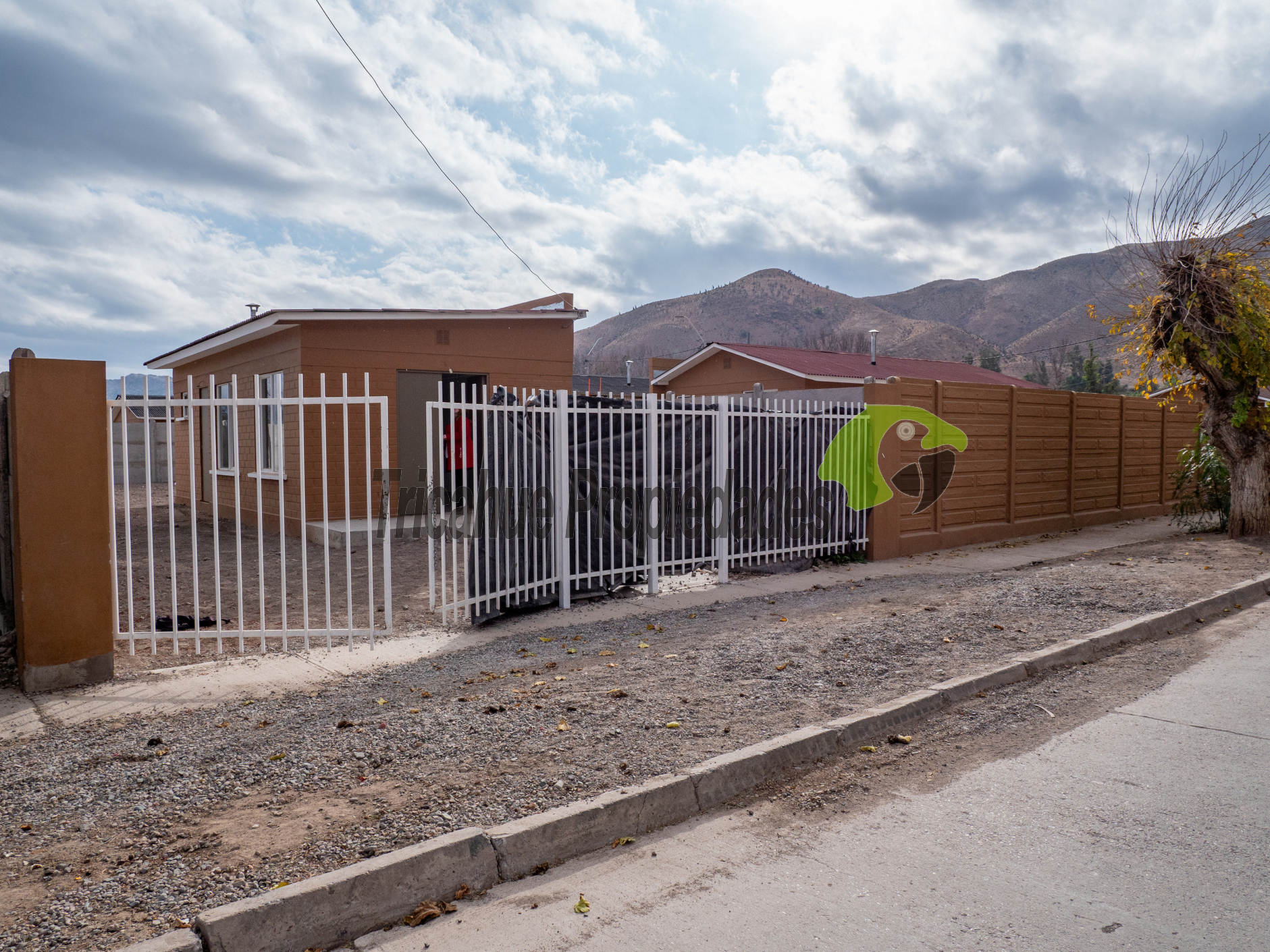 Arriendo de local comercial nuevo,  amplio estacionamiento. Cerca del centro de Vicuña. $350 mil