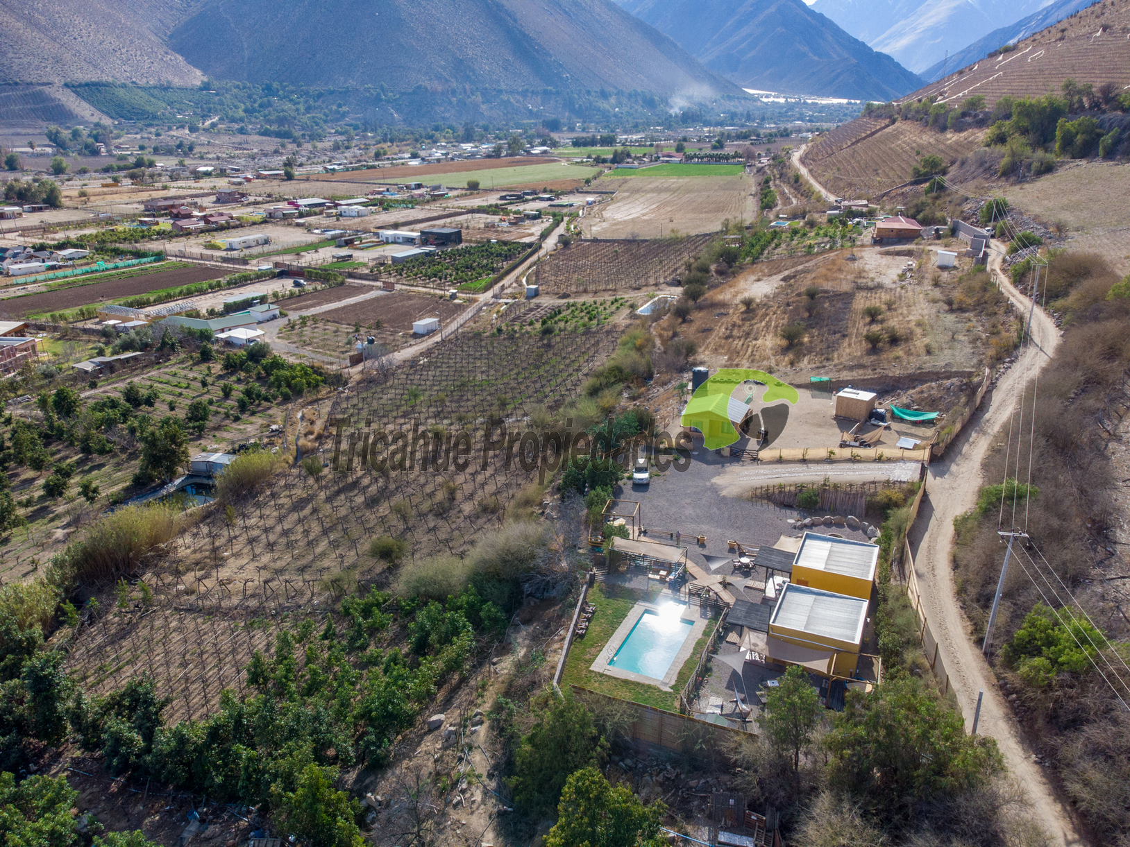 Terreno para turismo, con piscina y cabañas amobladas. Vicuña, Valle del Elqui. $220 millones
